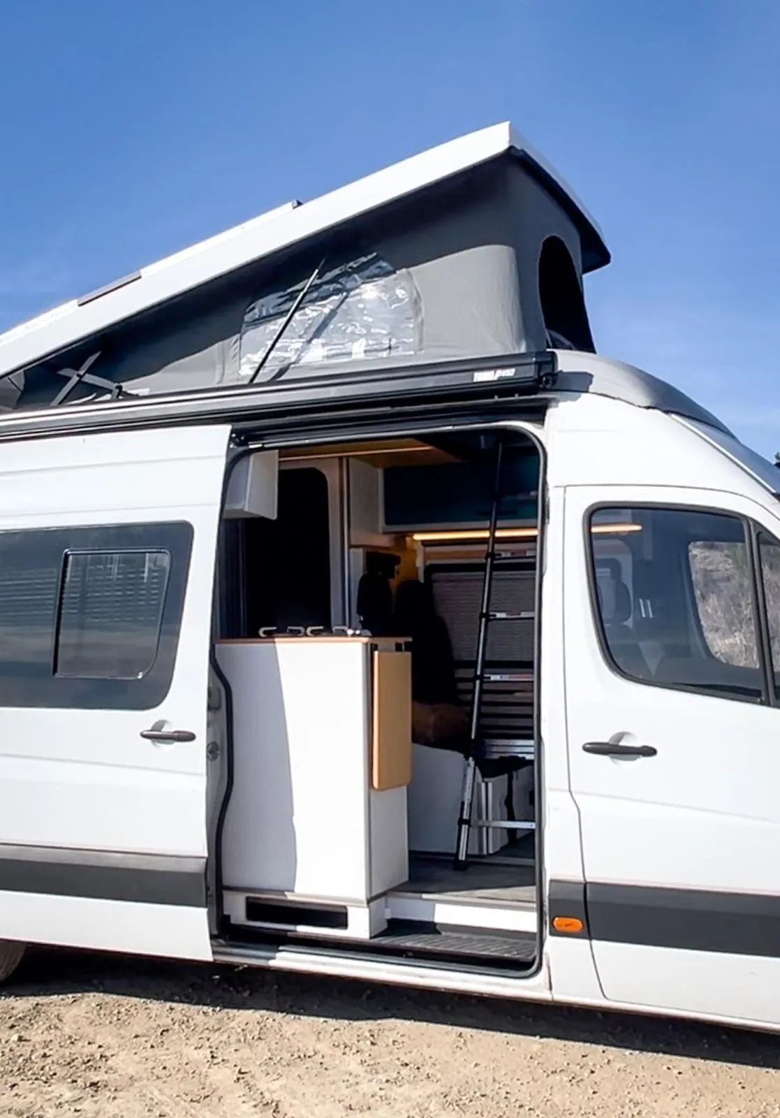 Furgoneta camper con techo elevable instalado