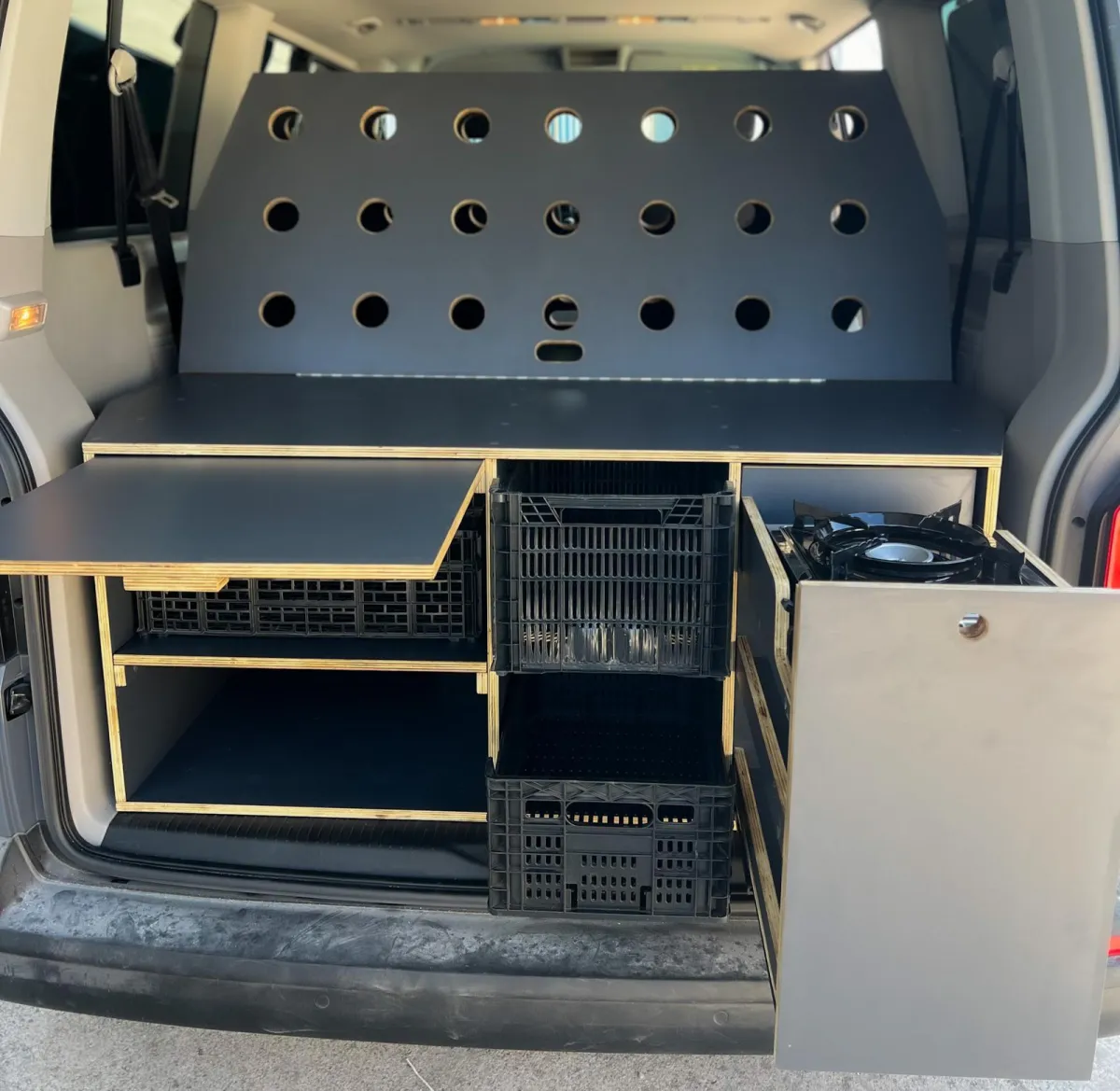Camperización personalizada de una furgoneta pequeña con almacenamiento y cocina compacta