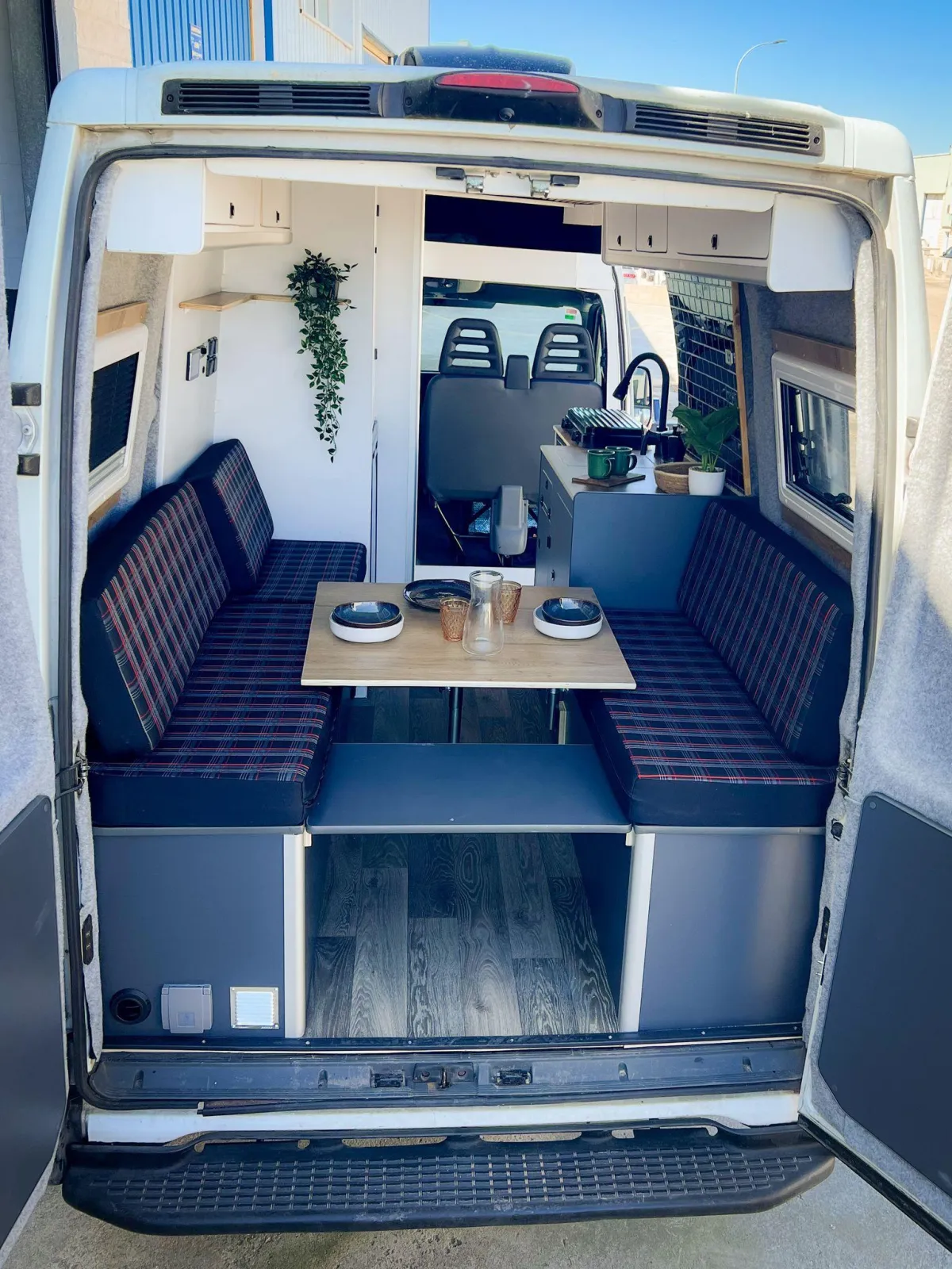 Camperización personalizada de una furgoneta pequeña en Madrid